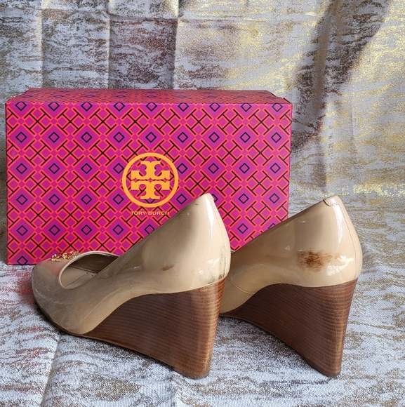 Tory Burch Jade 85mm peep toe wedge in Beige patent leather - Picture 6 of 10